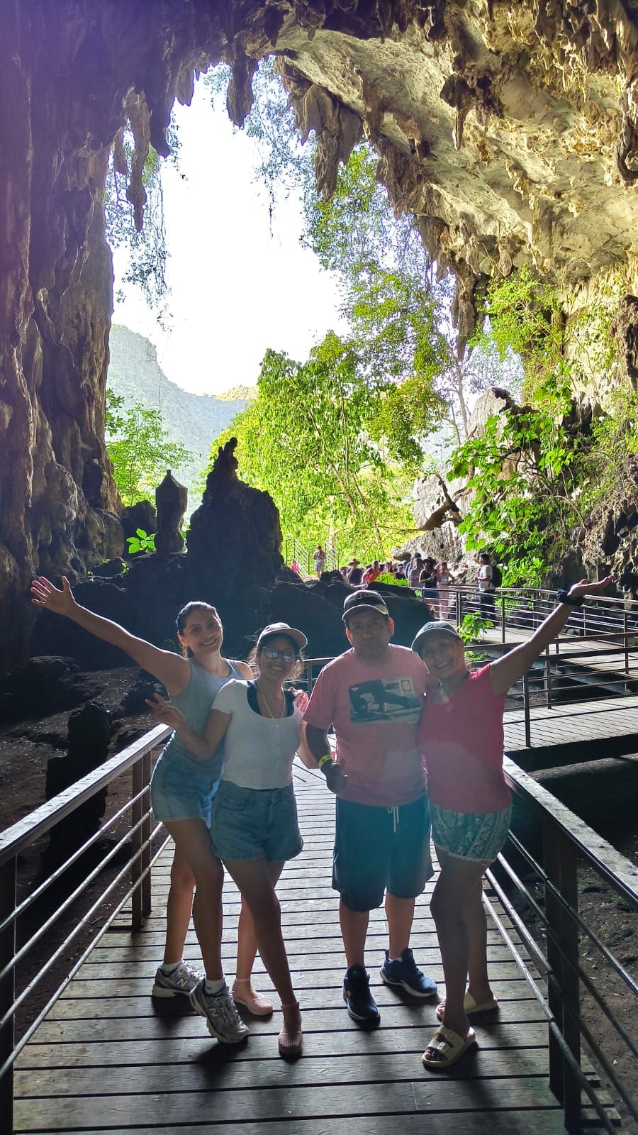 Visitantes en la pasarela de madera a la entrada de la Cueva de las Lechuzas, con luz que entra por la abertura